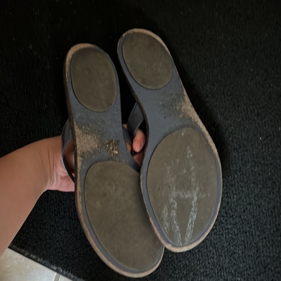 Used Navy Leather Gucci Flip Flops - Picture 4 of 4